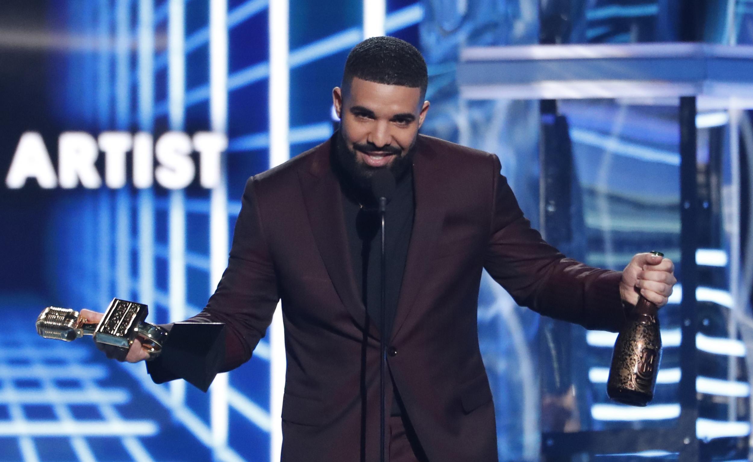 Drake thanks GoT's Arya Stark during his Billboard winning speech 