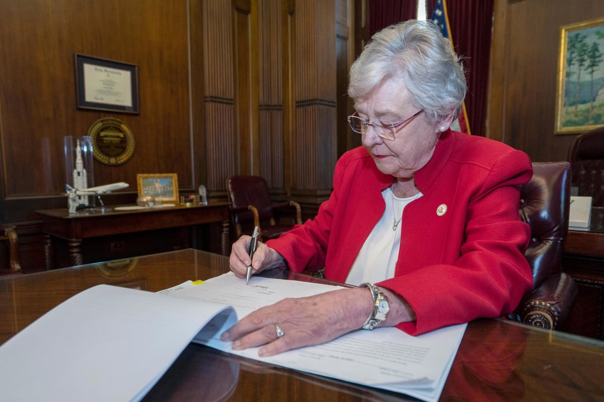 Alabama governor signs bill authorising near-total ban on abortions | London Evening Standard
