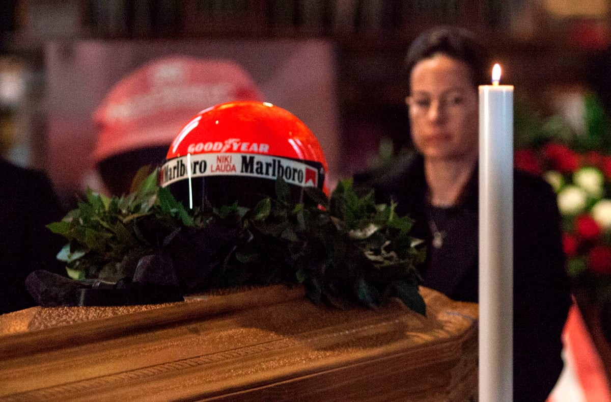 Niki Lauda funeral: Grieving widow and son place F1 helmet on coffin as hundreds gather for funeral in Vienna | London Evening Standard