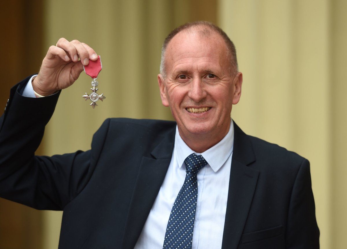 British diver who helped rescued Thai football team from cave receives MBE at Buckingham Palace | London Evening Standard