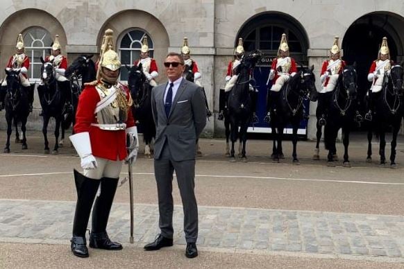 Daniel Craig poses with Household Cavalry as James Bond crew shoots scenes on the Mall | London Evening Standard