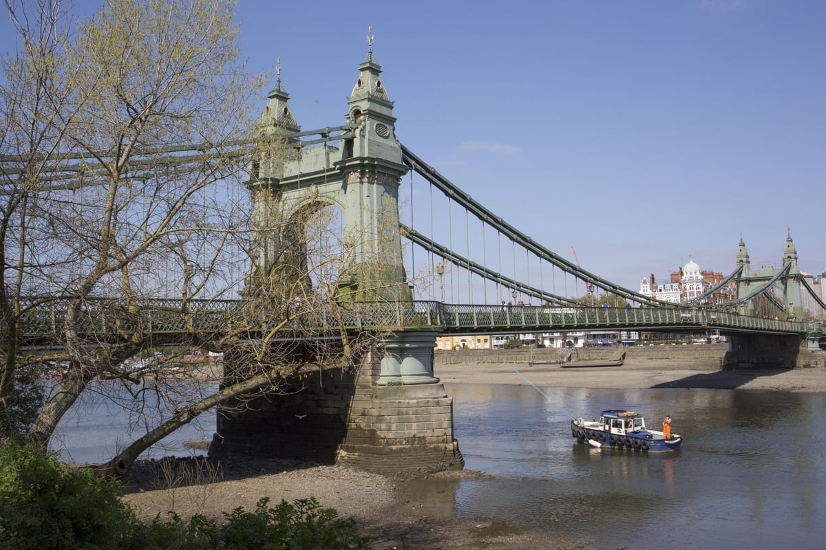 Hammersmith Bridge closed to pedestrians and cyclists after 'cracks worsen following heatwave' | London Evening Standard