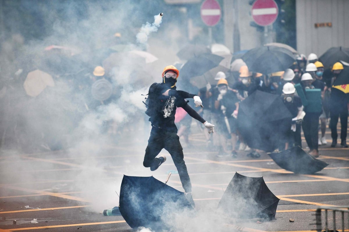 Hong Kong protests: Police fire tear gas and use force to clear demonstrators during Yuen Long rally | London Evening Standard
