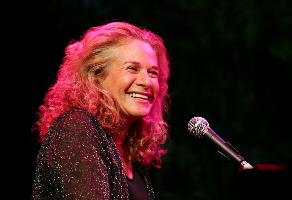 Carole King sings 'So Far Away' with new social distancing lyrics in library concert on Facebook | London Evening Standard