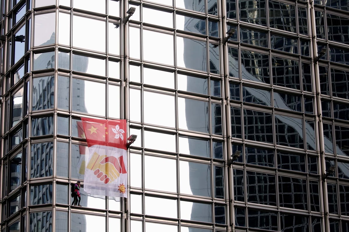 French 'Spiderman' Alain Robert travels to Hong Kong and climbs tower to unfurl banner pleading for peace | London Evening Standard