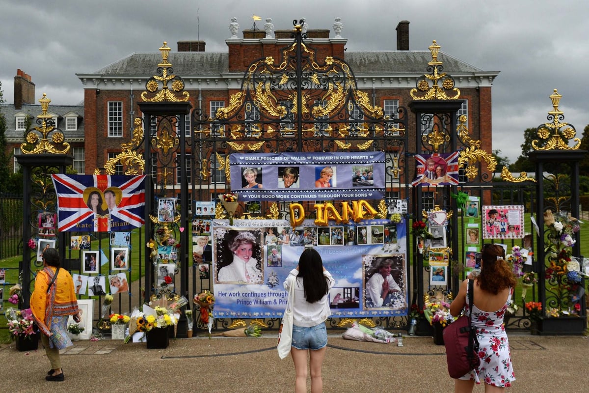 Princess Diana: Tributes placed at Kensington Palace on 22nd anniversary of Princess of Wales' death | London Evening Standard