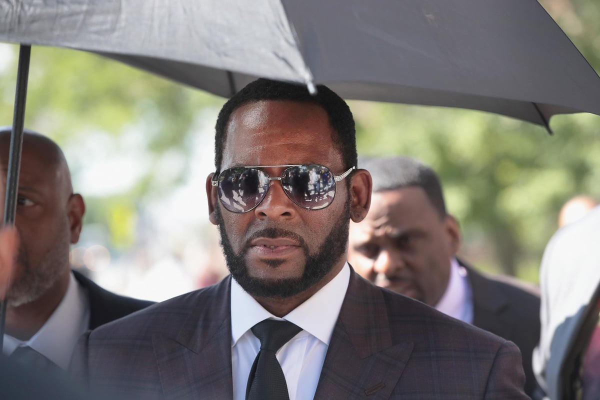 R Kelly's 'friends' charged with threatening witnesses who accused R&B singer of sexual assault | London Evening Standard