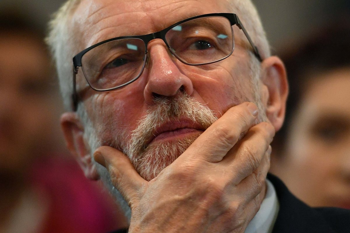 Jeremy  Corbyn readmitted to Labour Party following suspension over anti-Semitism comments