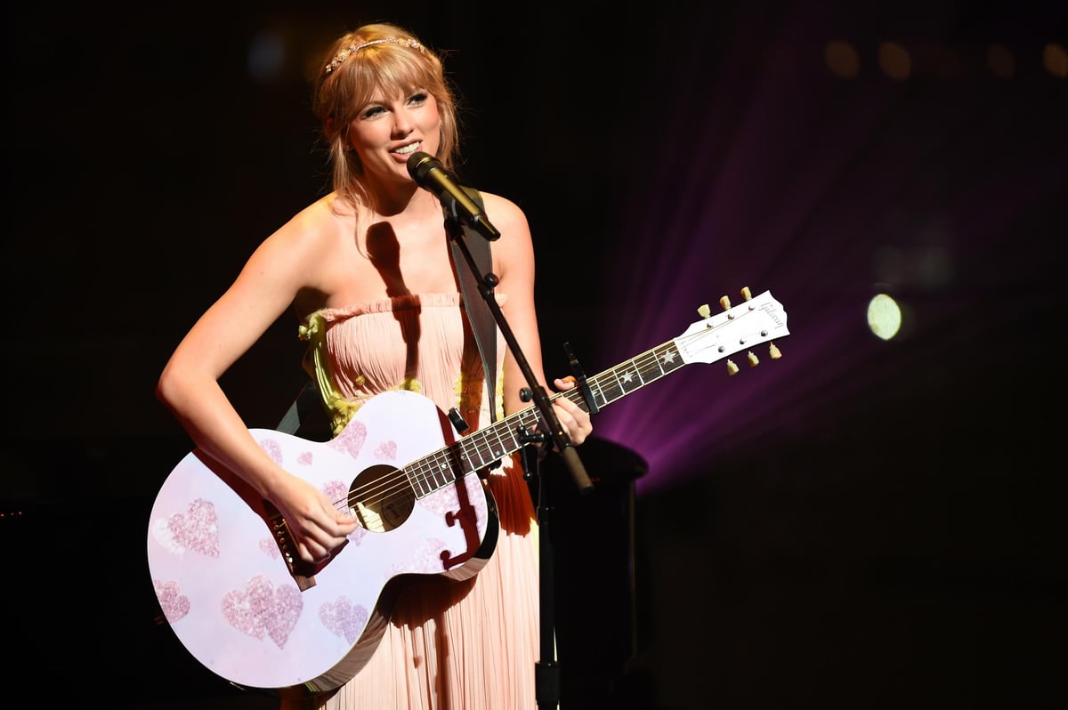 Taylor Swift petition: 55,000 fans support star after claim she's ‘not allowed’ to perform her old songs at the AMAs | London Evening Standard