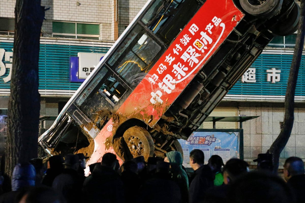 At least six dead after bus swallowed by sinkhole in China | London Evening Standard