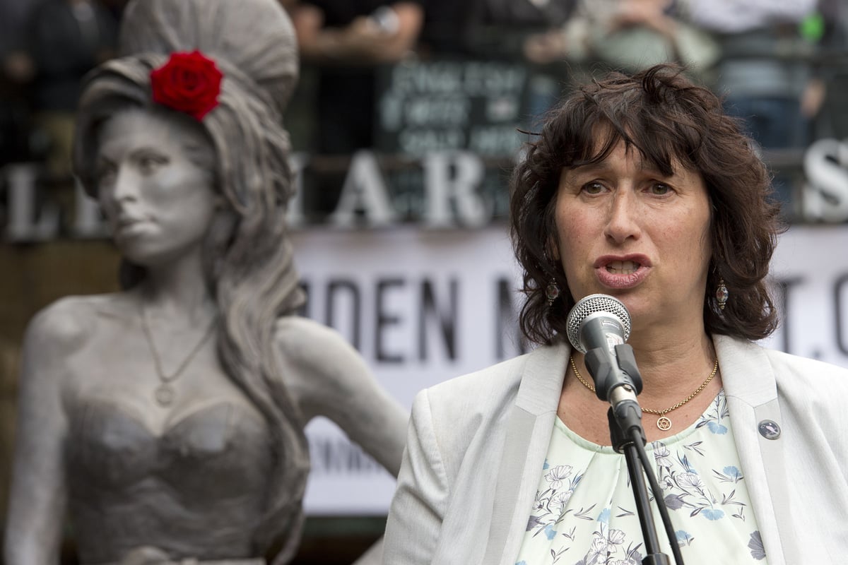 Amy Winehouse’s mother urges Boris Johnson to change benefits system as she delivers petition to Downing Street | London Evening Standard