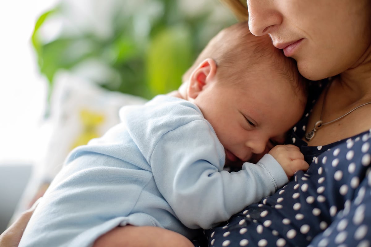 Mother's birth selfie goes viral thanks to husband pictured flat on the floor in the background | London Evening Standard