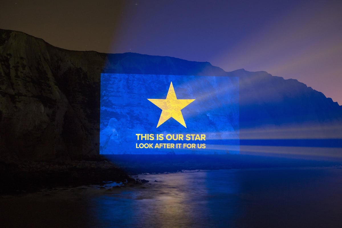'Sad' veterans project love letter to EU on White Cliffs of Dover hours before Brexit | London Evening Standard