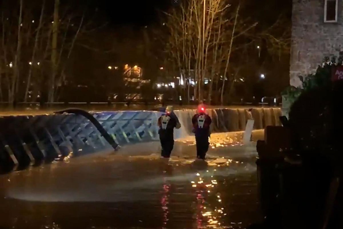 Flood defences breached in Worcestershire town after days of holding out against rising River Severn | London Evening Standard