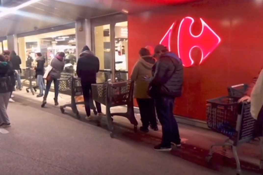 Huge queues at Italian supermarkets as panic buying erupts at start of weeks-long coronavirus travel restrictions | London Evening Standard