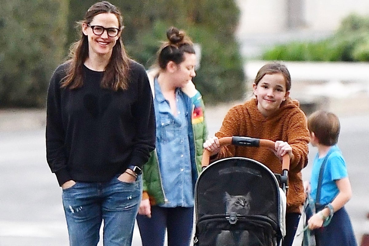 Jennifer Garner walking her cat in a stroller has us asking a lot of questions | London Evening Standard