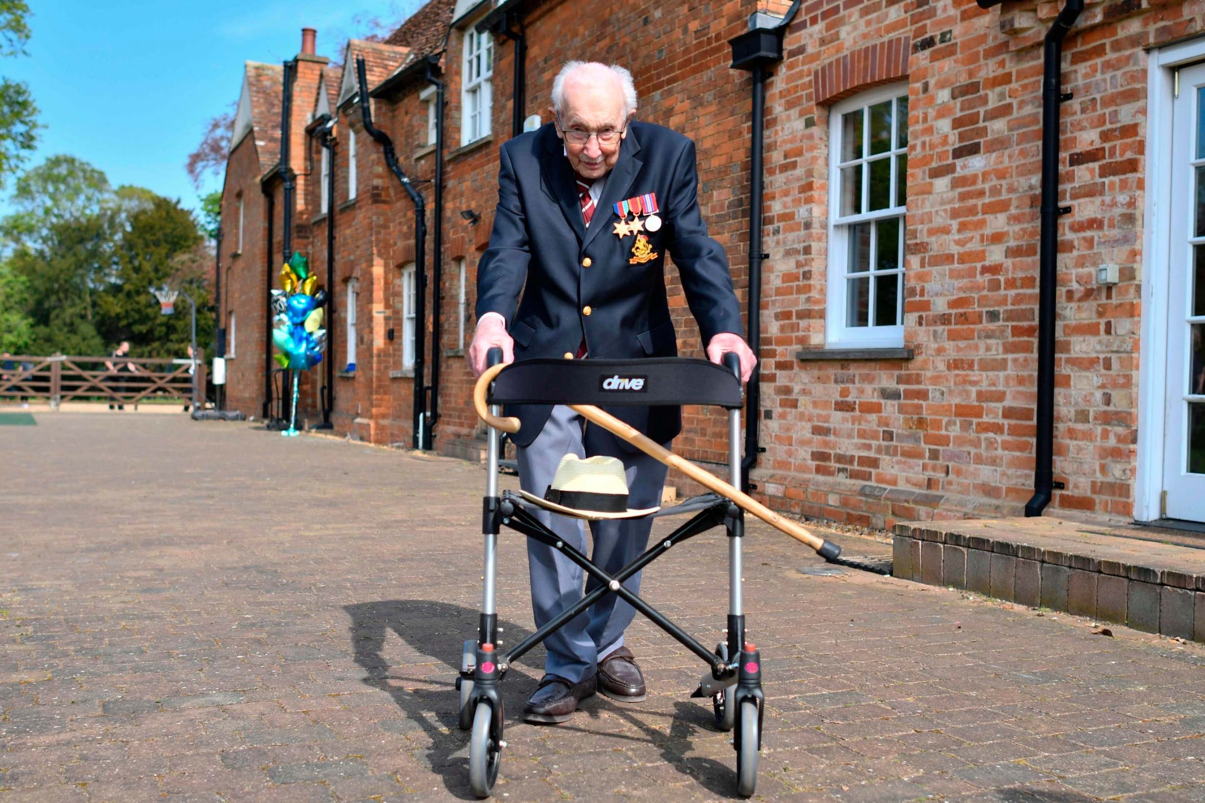PM to lead national clap to remember Captain Sir Tom Moore