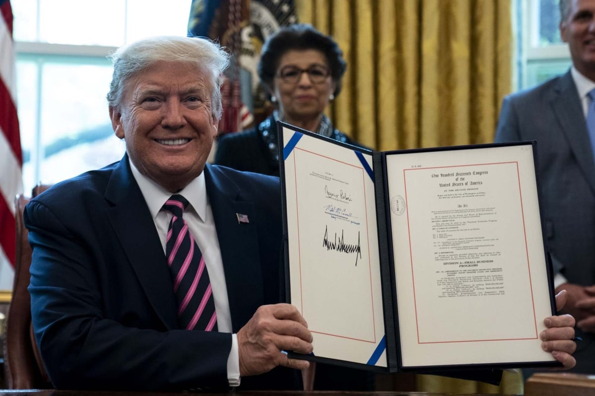 Donald Trump signs major $484b aid bill as US coronavirus deaths top 50,000 | London Evening Standard