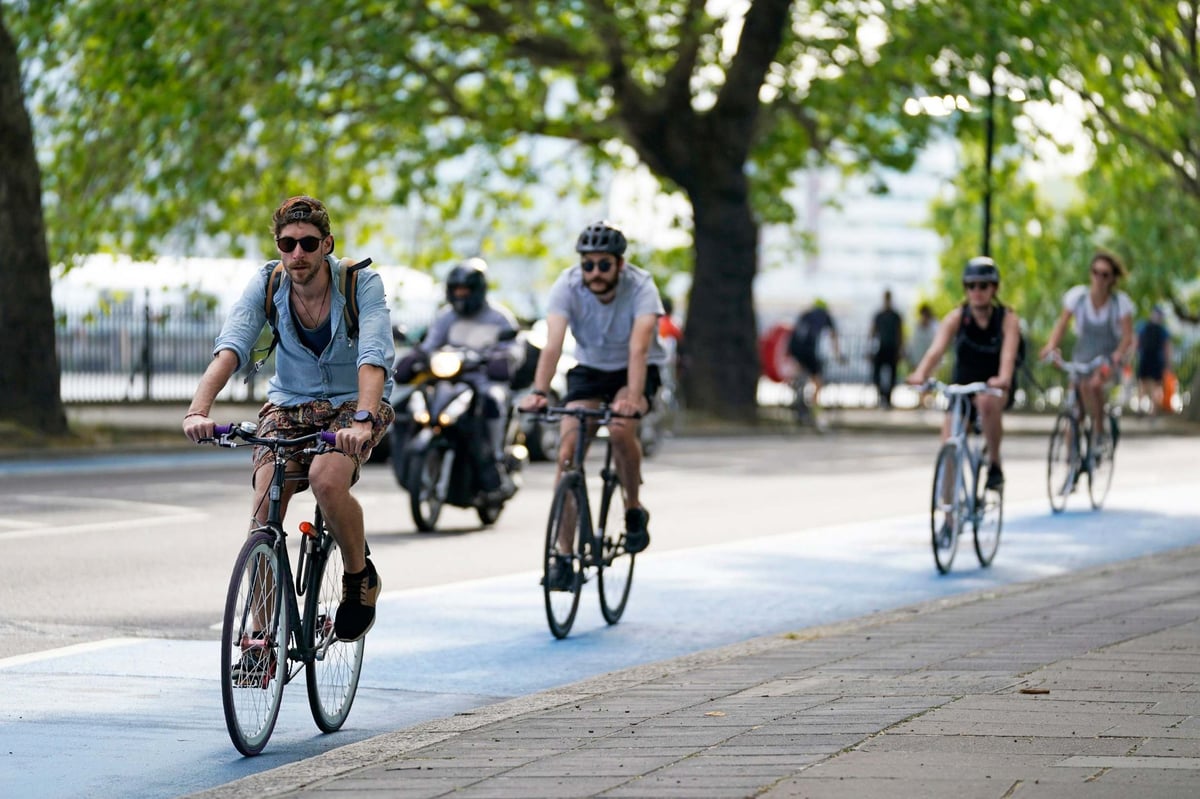 Government launches £2 billion bid to turn England into nation of cyclists and walkers to reduce spread of coronavirus on public transport | London Evening Standard