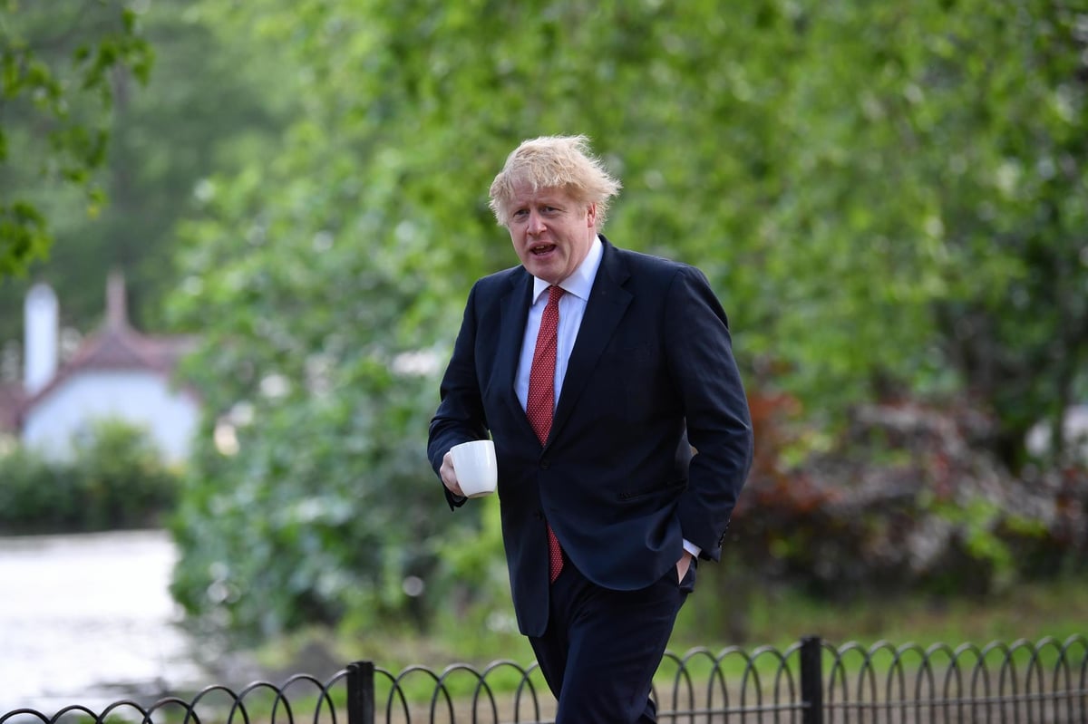 Boris Johnson's lockdown roadmap reveals DIY face masks are to be worn for shopping and using public transport | London Evening Standard