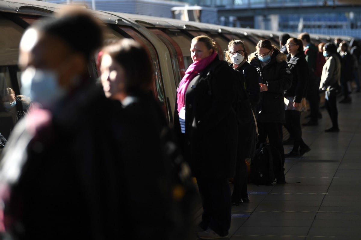 ‘Surge’ in travel expected as families form Christmas bubbles during temporary easing of Covid measures