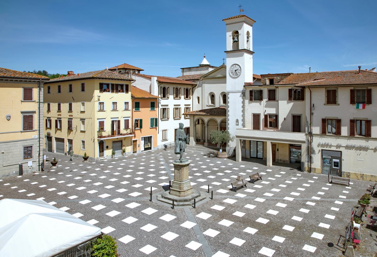 Italian piazza in Tuscany showcases clever social distancing artwork | London Evening Standard