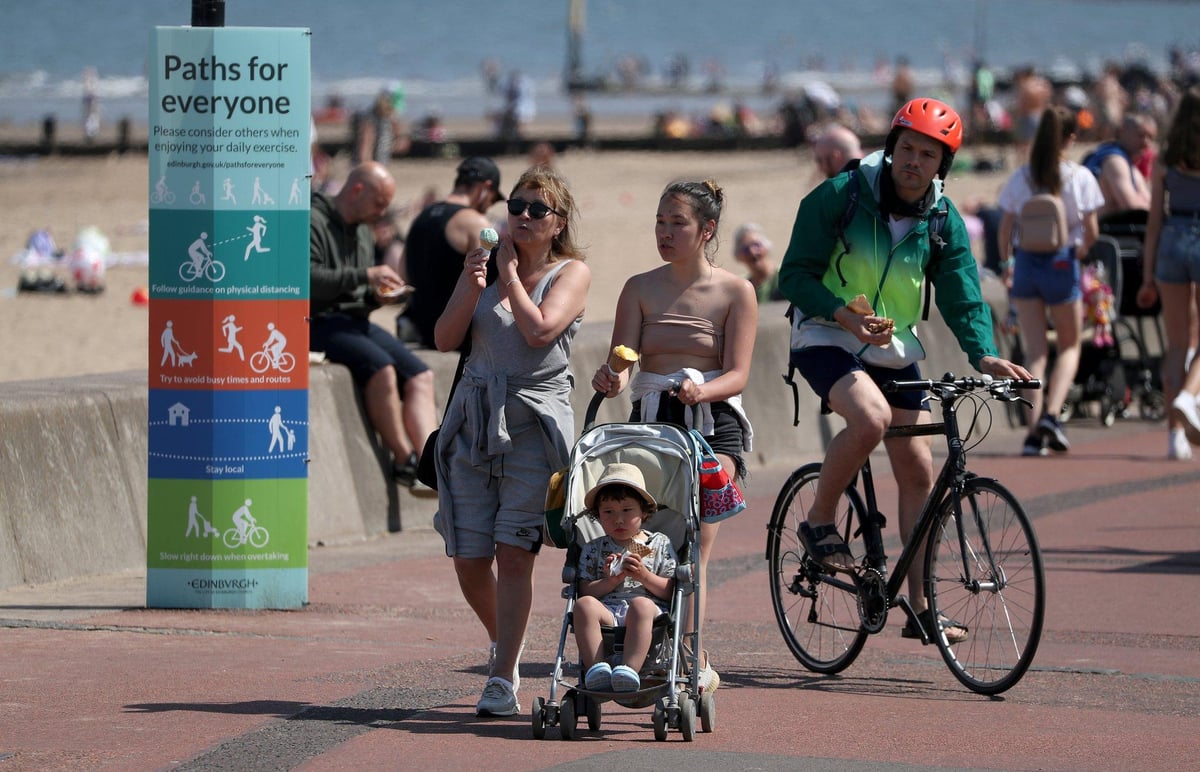 It is too early to ease lockdown, top scientists warn, amid fears of rule flouting over warm weekend | London Evening Standard