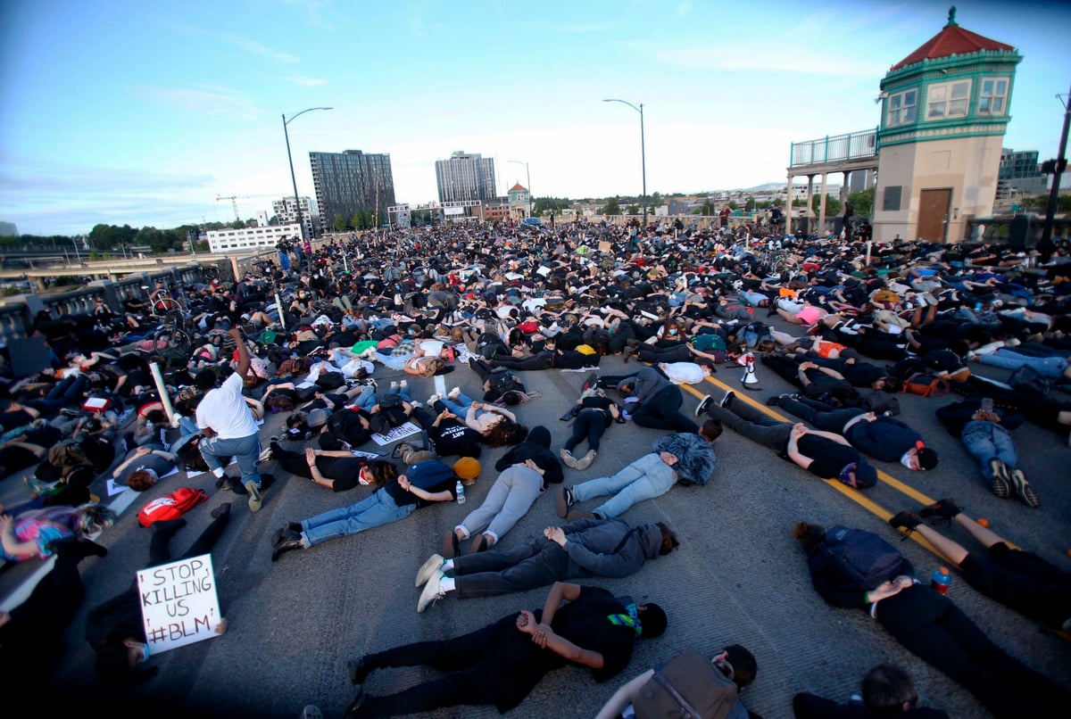Thousands stage mass nine-minute 'lie-in' on Portland's Burnside Bridge in tribute to George Floyd | London Evening Standard