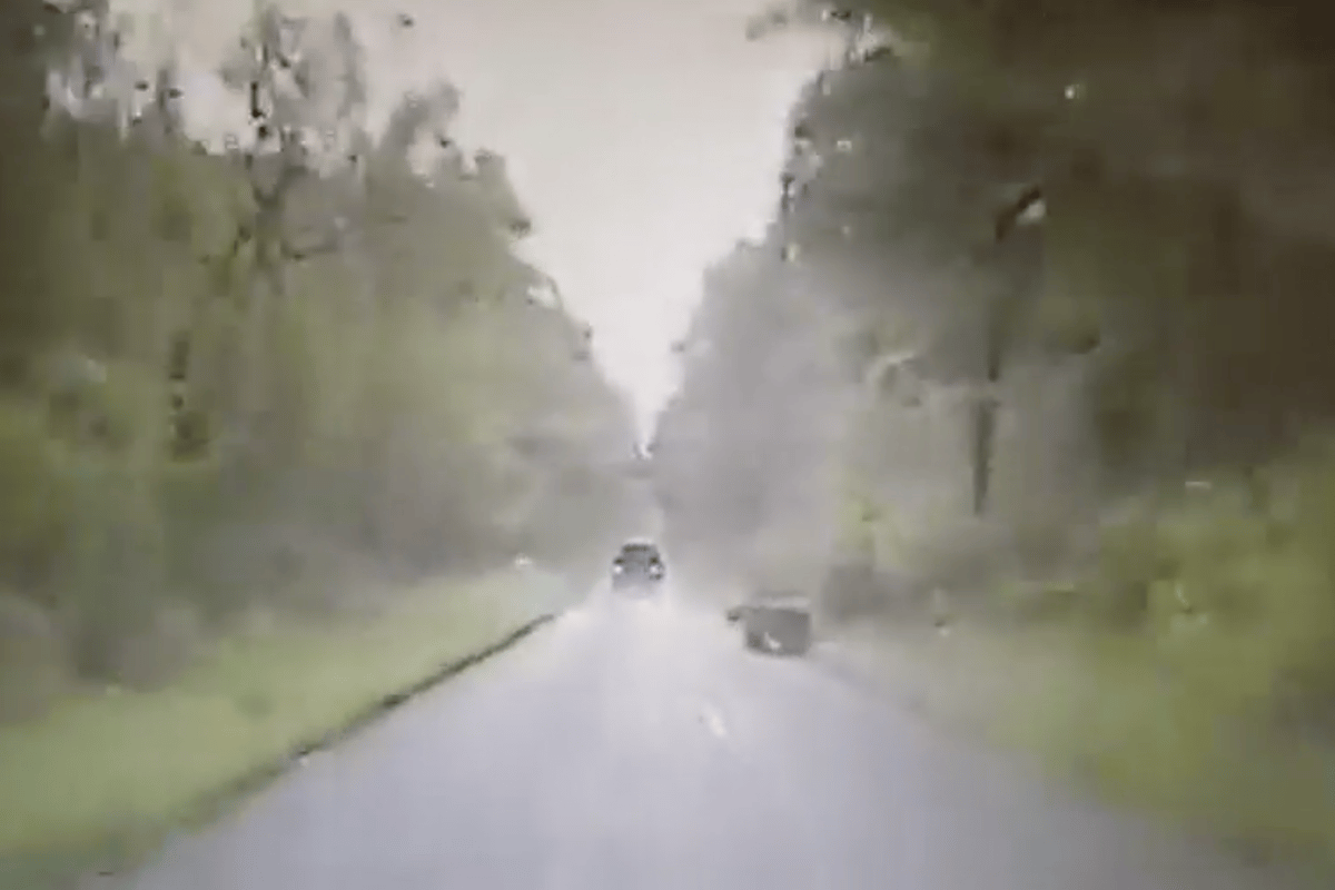 Shocking moment a quad bike and lump hammer are thrown at police car from van | London Evening Standard