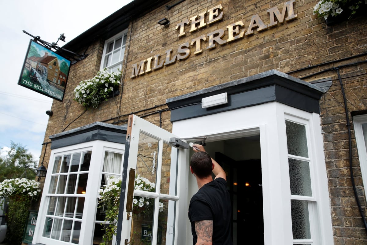 Brits warned ‘not to overdo it’ when pubs and restaurants reopen | London Evening Standard