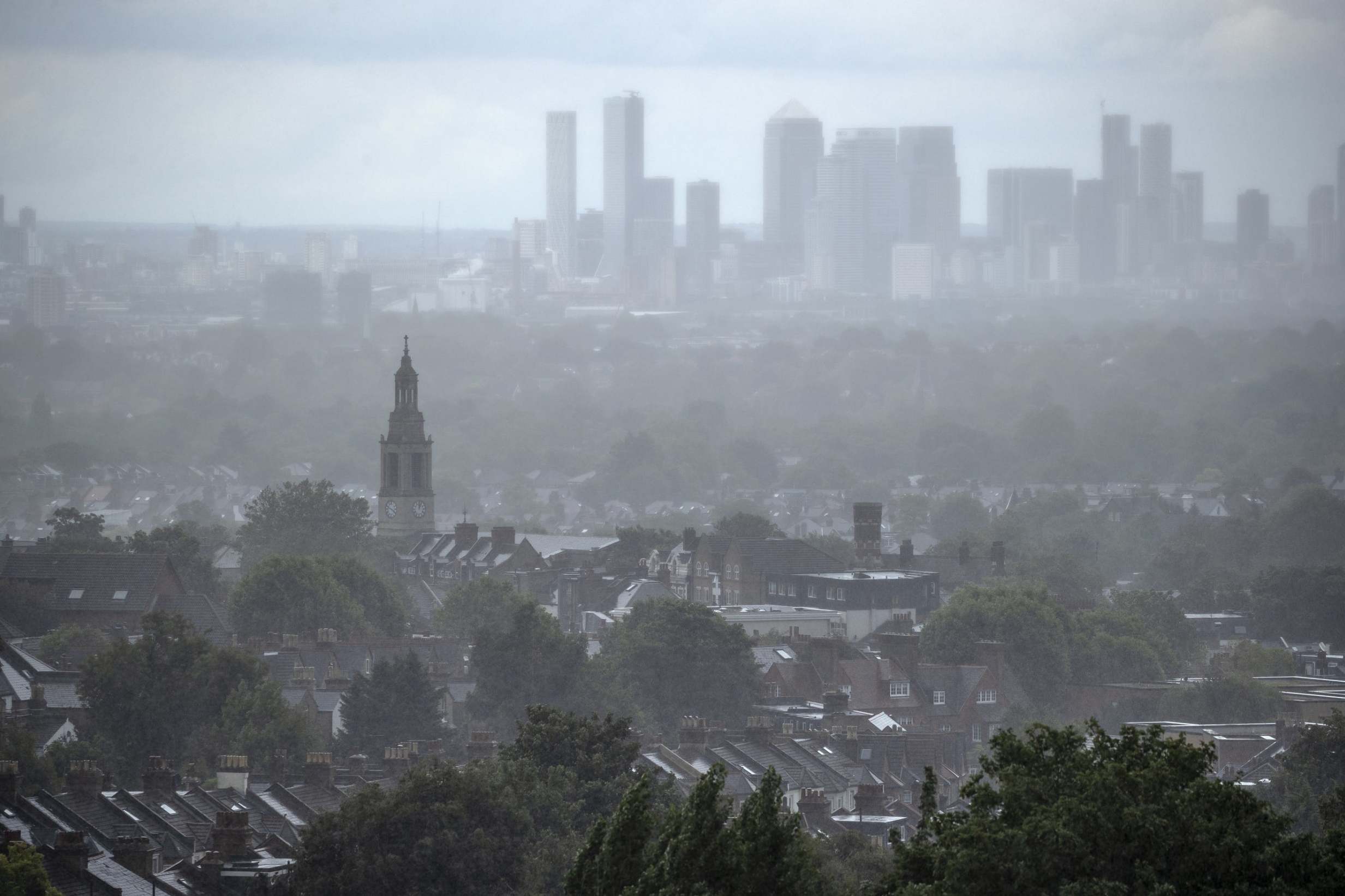 FTSE CLOSE: Housing stocks and oil price rises push the index higher