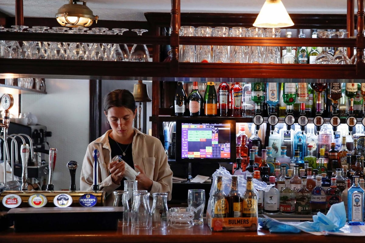 Pubs can open from 6am on Super Saturday as lockdown eases, Downing Street says | London Evening Standard