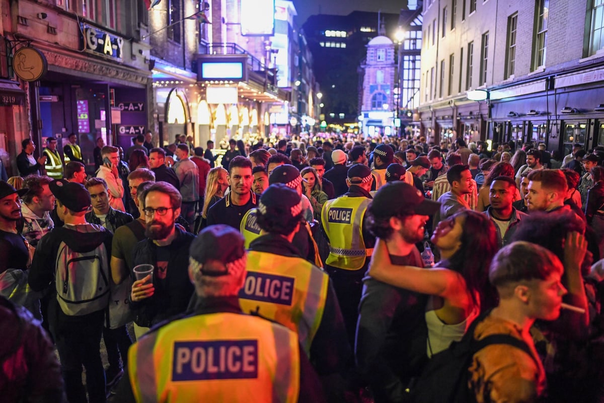 Soho bars and restaurants asked to operate ‘no seat, no service’ policy to avoid crowding | London Evening Standard