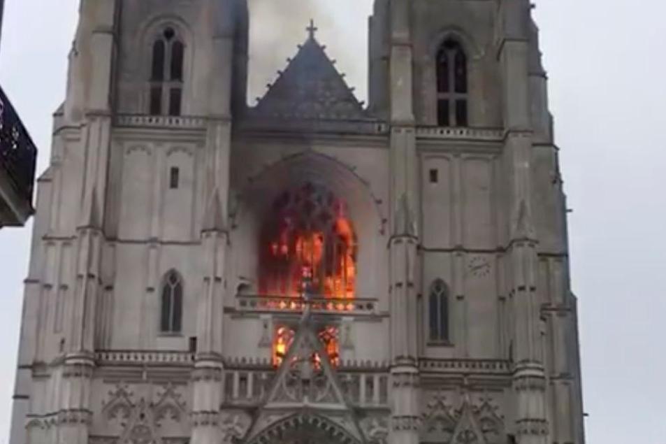 Nantes cathedral fire: Arson probe as 100 firefighters battle huge blaze at 15th century St Peter and St Paul | London Evening Standard
