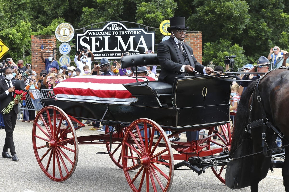 Civil rights hero and congressman John Lewis crosses Selma bridge for last time in Alabama | London Evening Standard