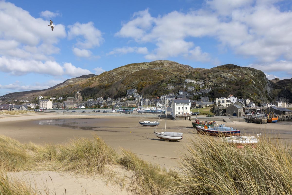 Murder probe launched after man dies at beach on bank holiday