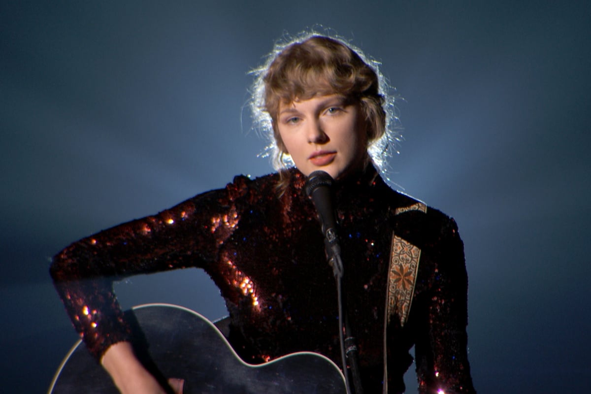 Taylor Swift performs stripped-down version of Betty for America Country Music Awards return | London Evening Standard