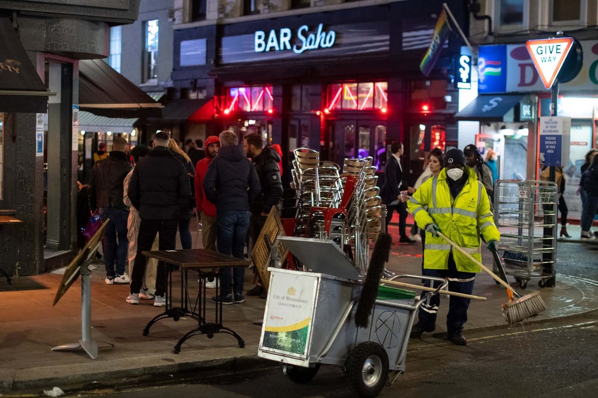 Government under mounting pressure to review ‘hard’ 10pm hospitality curfew as revellers pour into streets | London Evening Standard