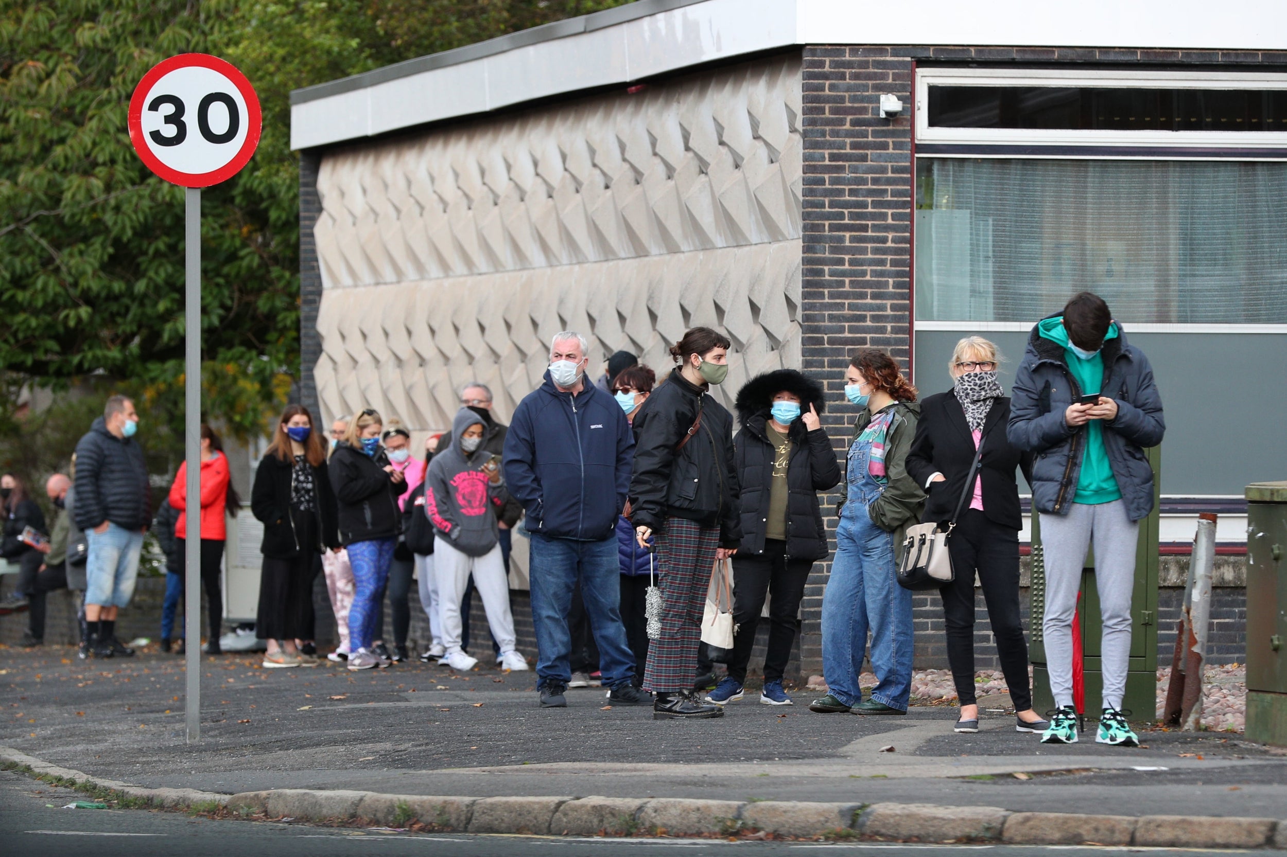 Study estimates that 60 in every 10,000 people in England have covid