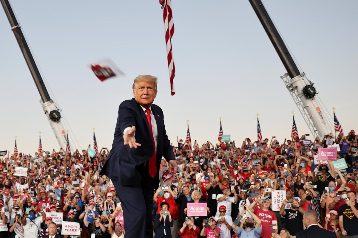 Trump says he wants to give everyone at rally a 'big fat kiss' now he's 'immune' from coronavirus | London Evening Standard