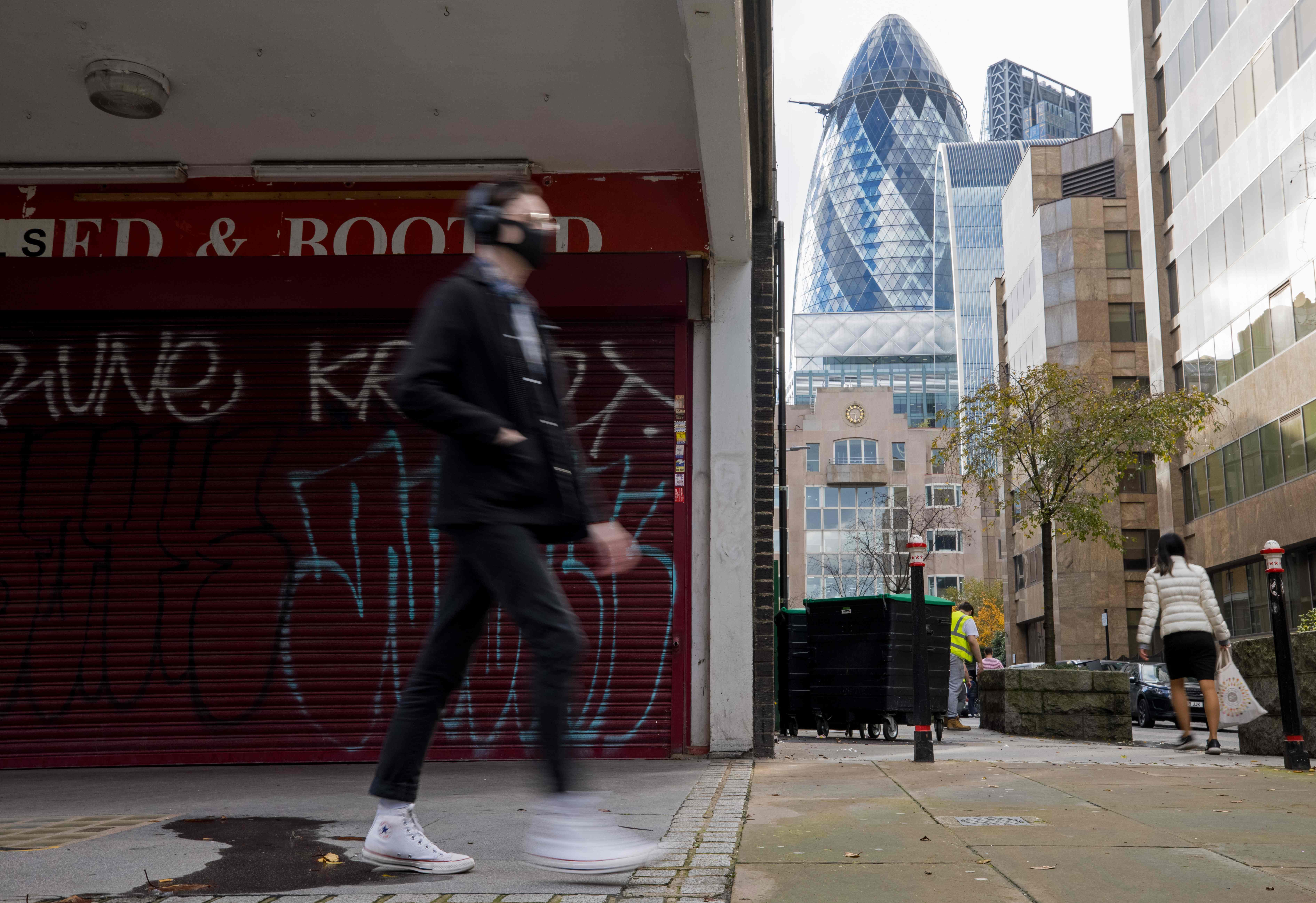 UK death toll hits grim milestone as study says R rate is below one