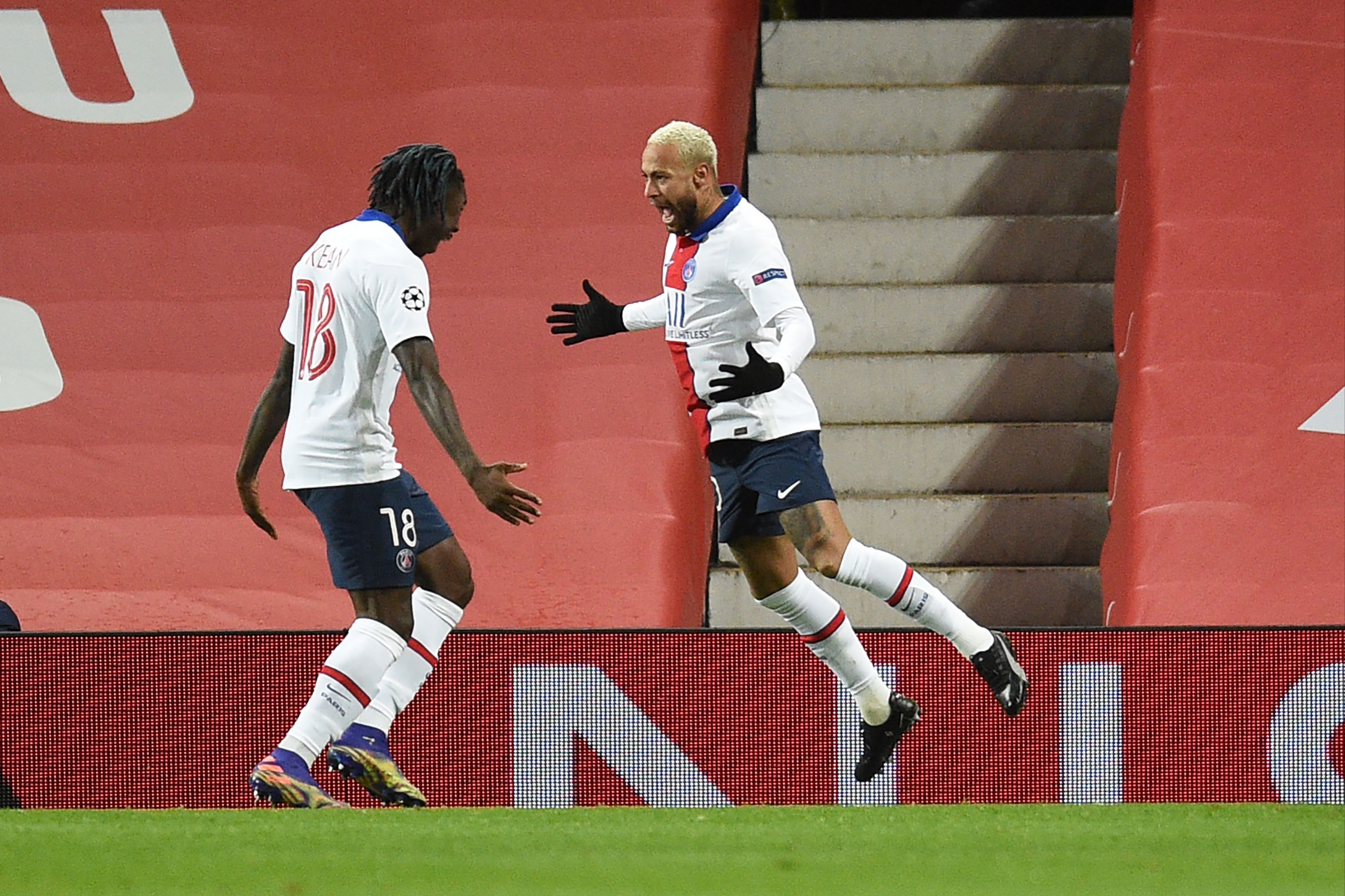 Man Utd 1-3 PSG: Neymar double leaves United hopes in the balance