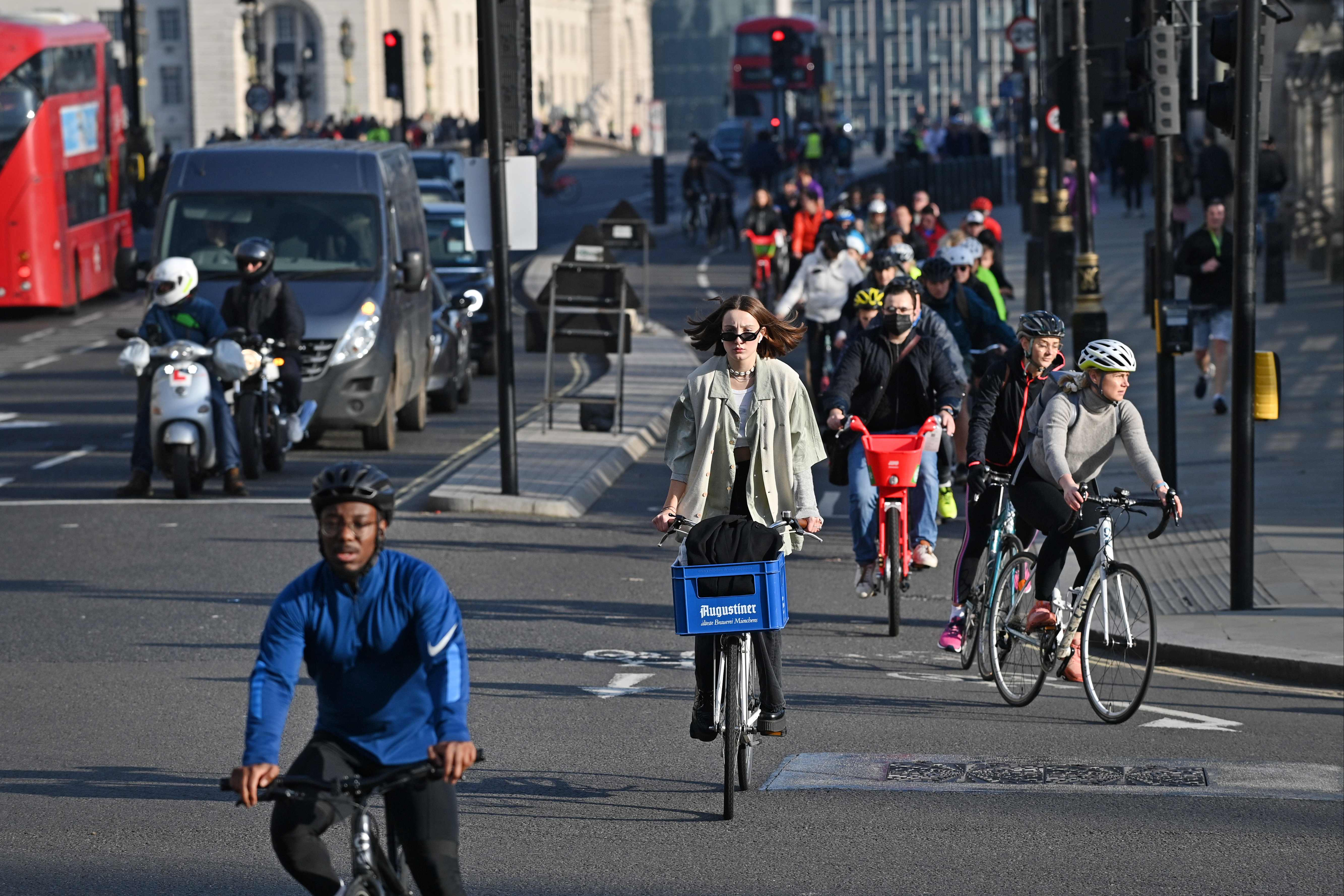 London’s toxic air levels down by 94% — as walking and cycling up