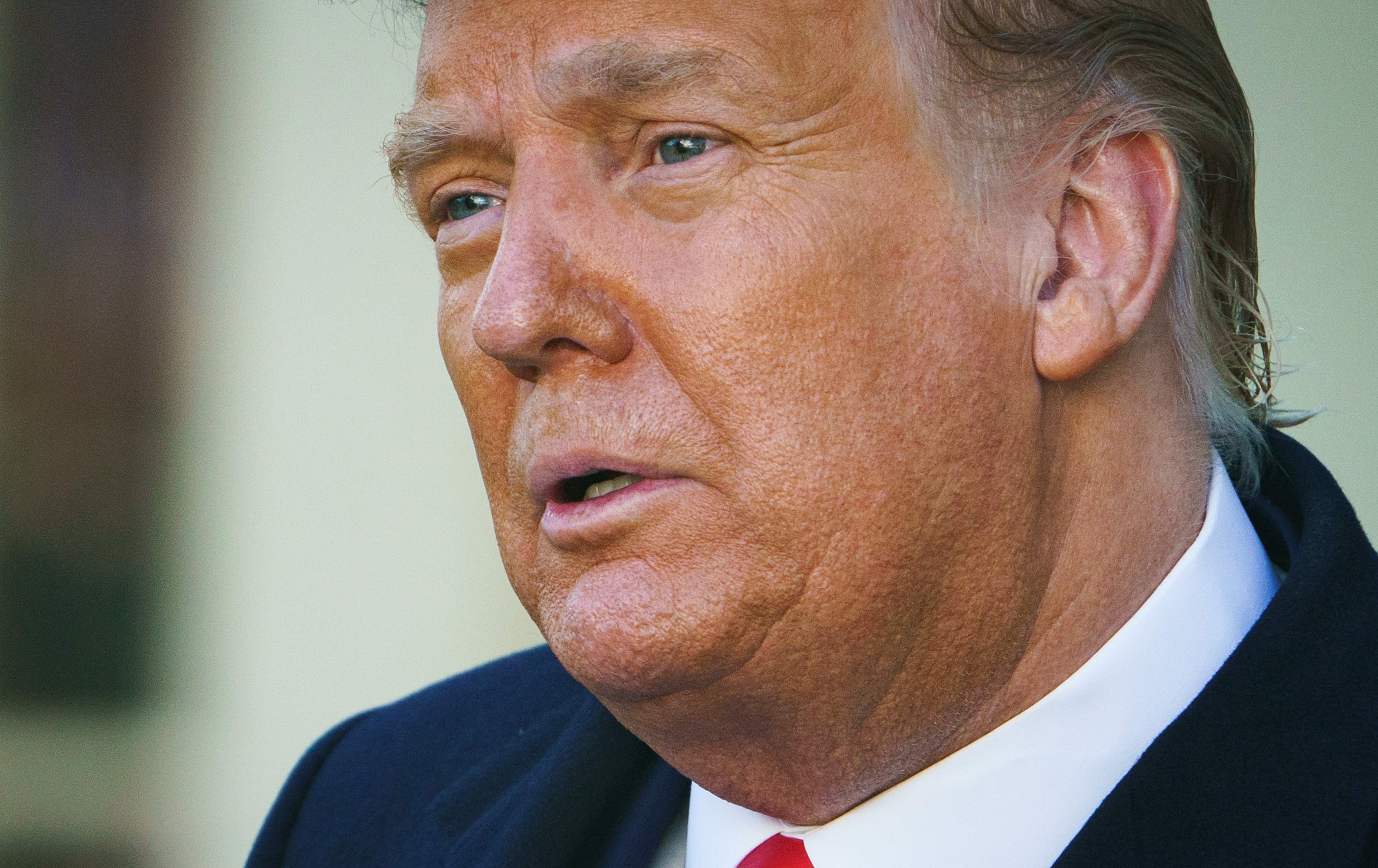 Trump reverses  plan to vaccinate top White House officials