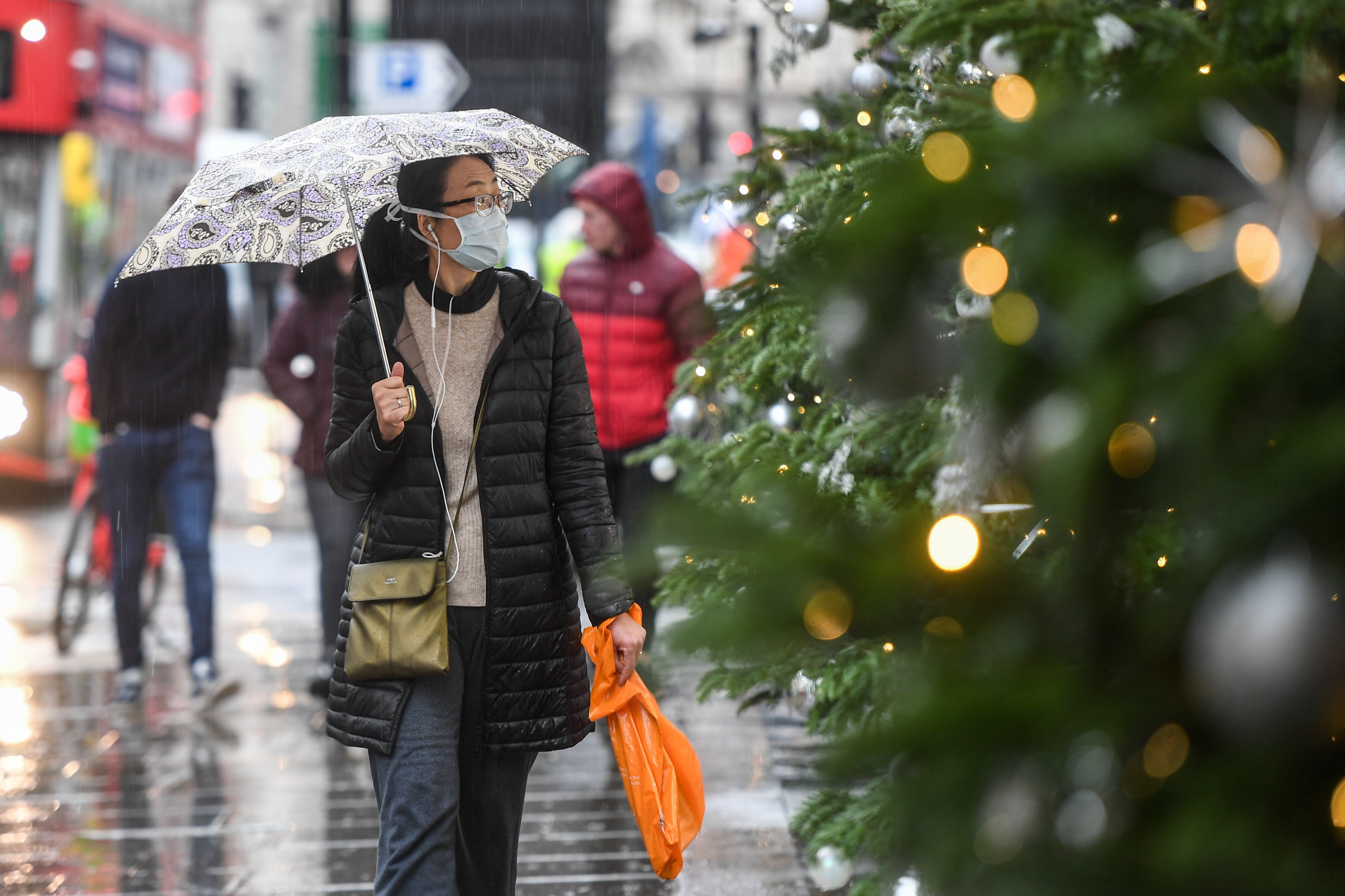 Families should ‘do minimum’ over Christmas and ‘make own judgements’