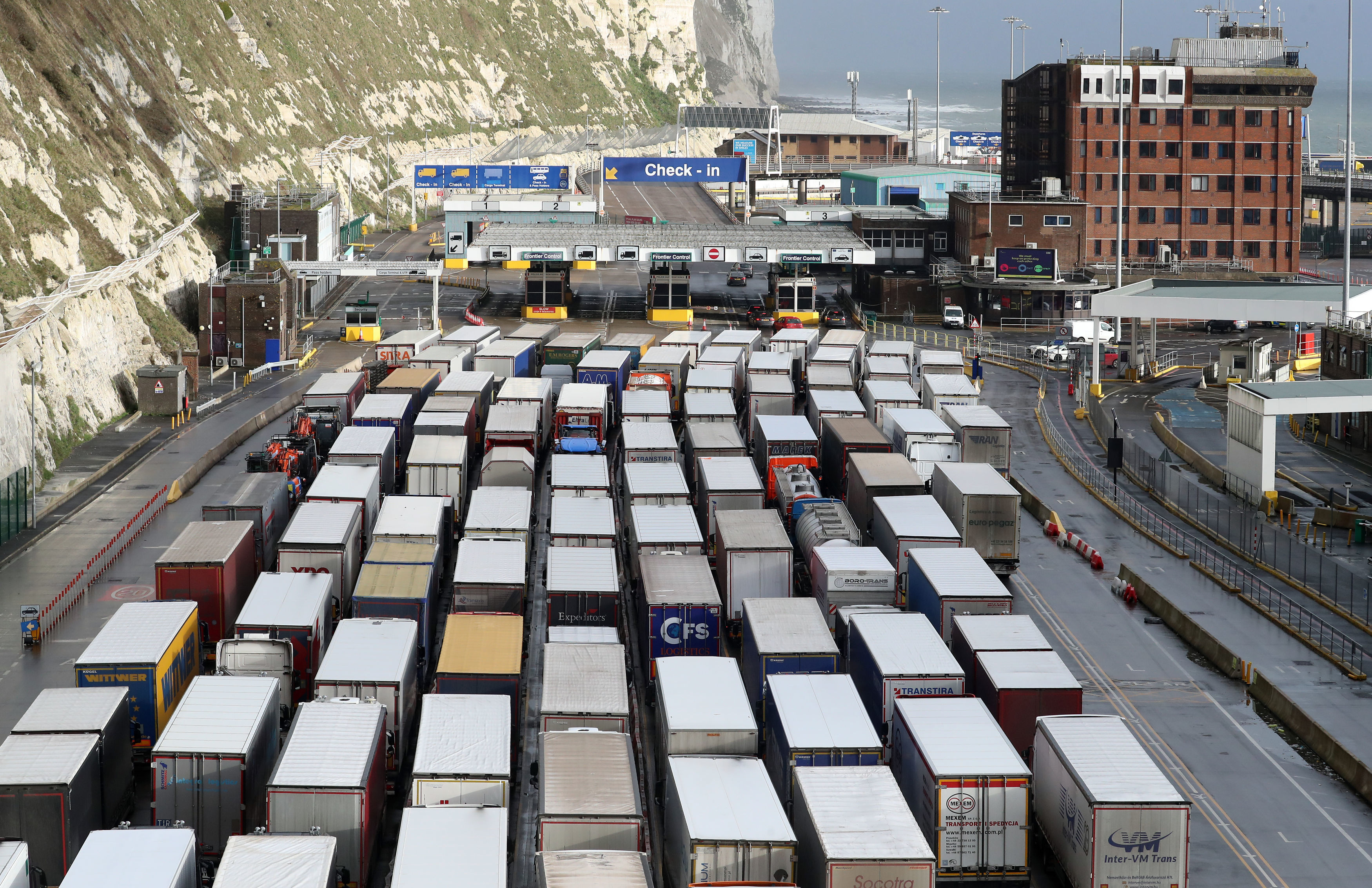 Cobra meet as Covid fears cause travel chaos and ‘risk food shortage’