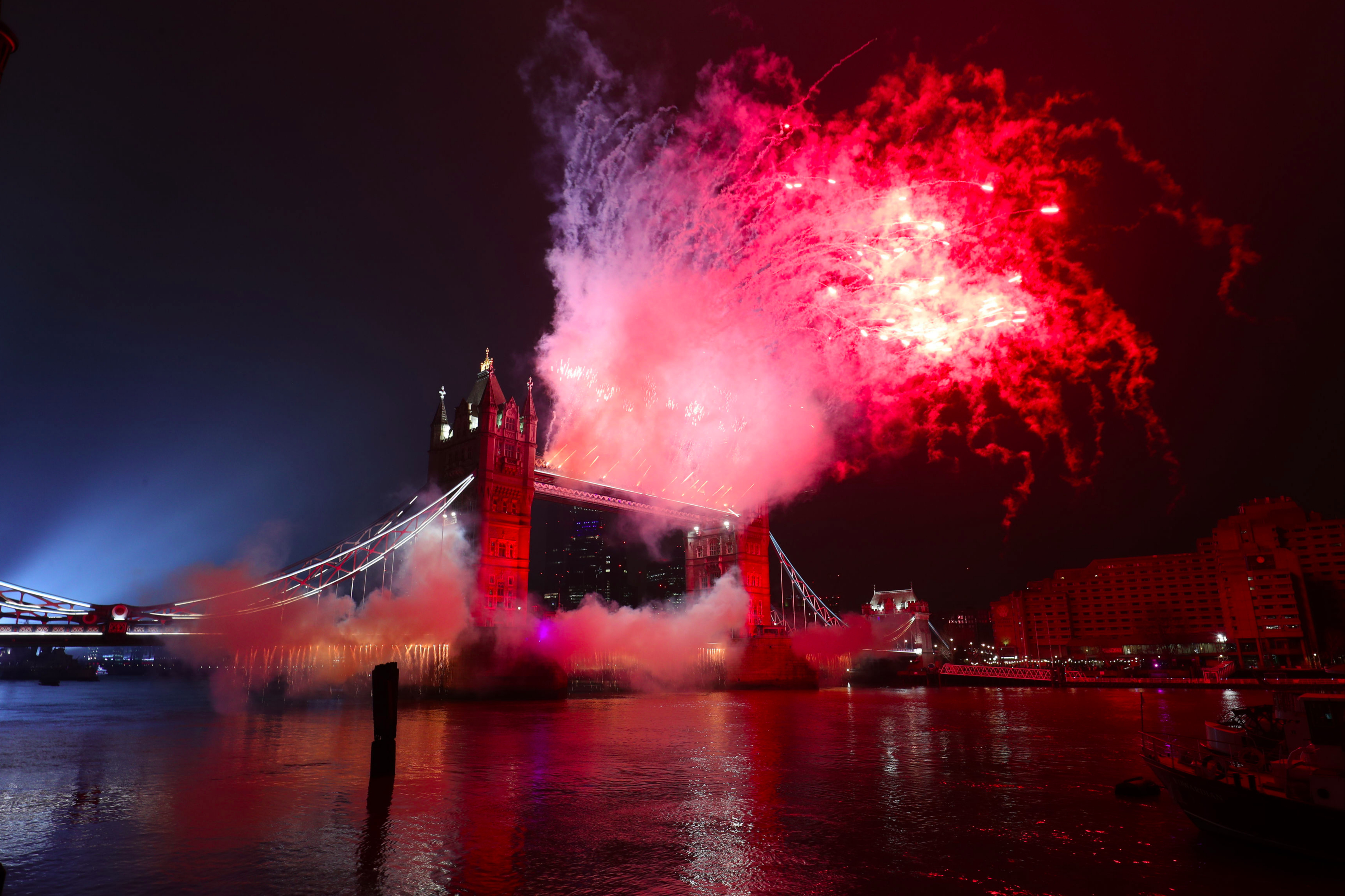 London welcomes New Year with dazzling fireworks and light show