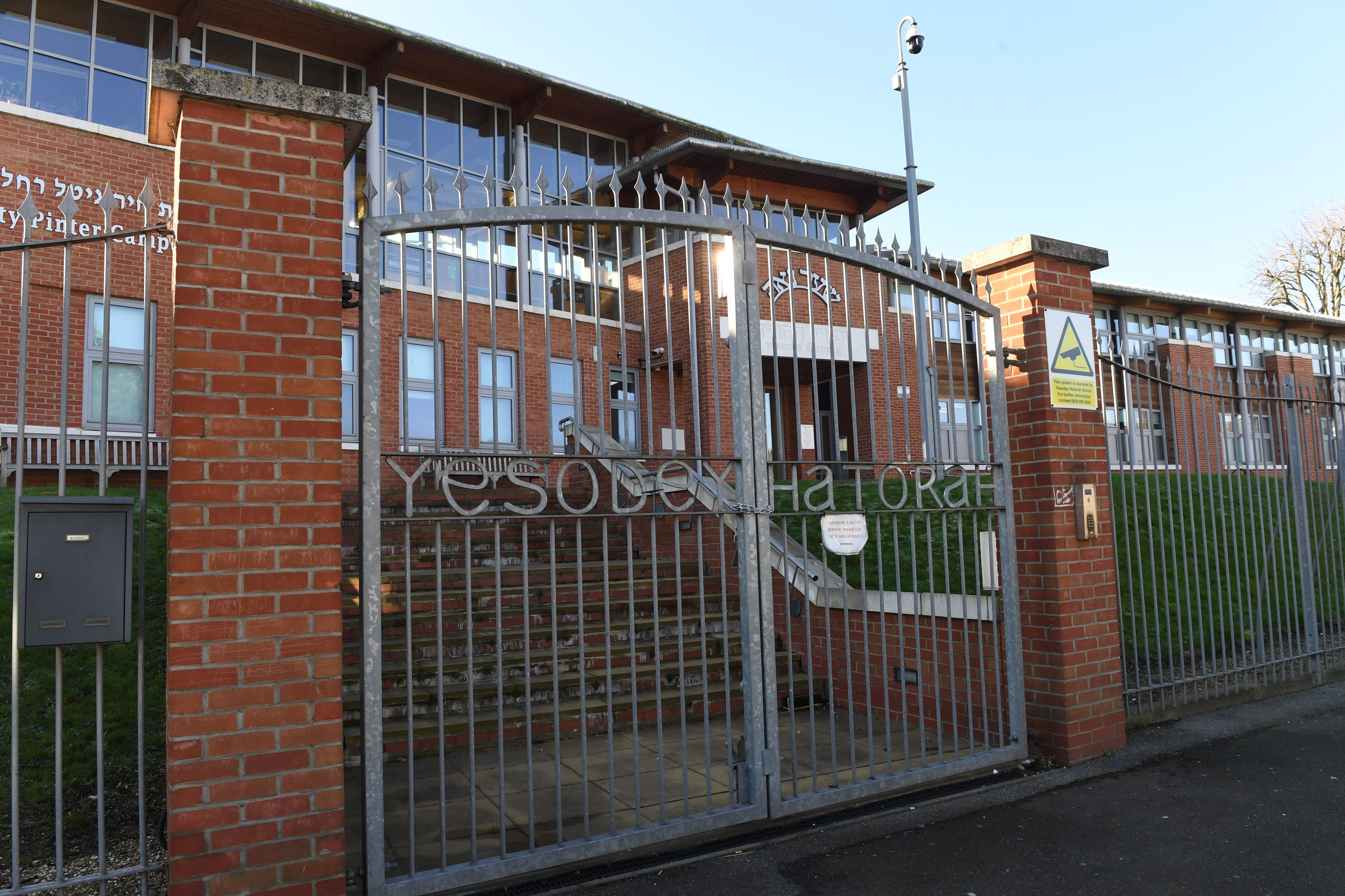 ‘Unacceptable:’ Cops break up wedding with 400 guests in north London 