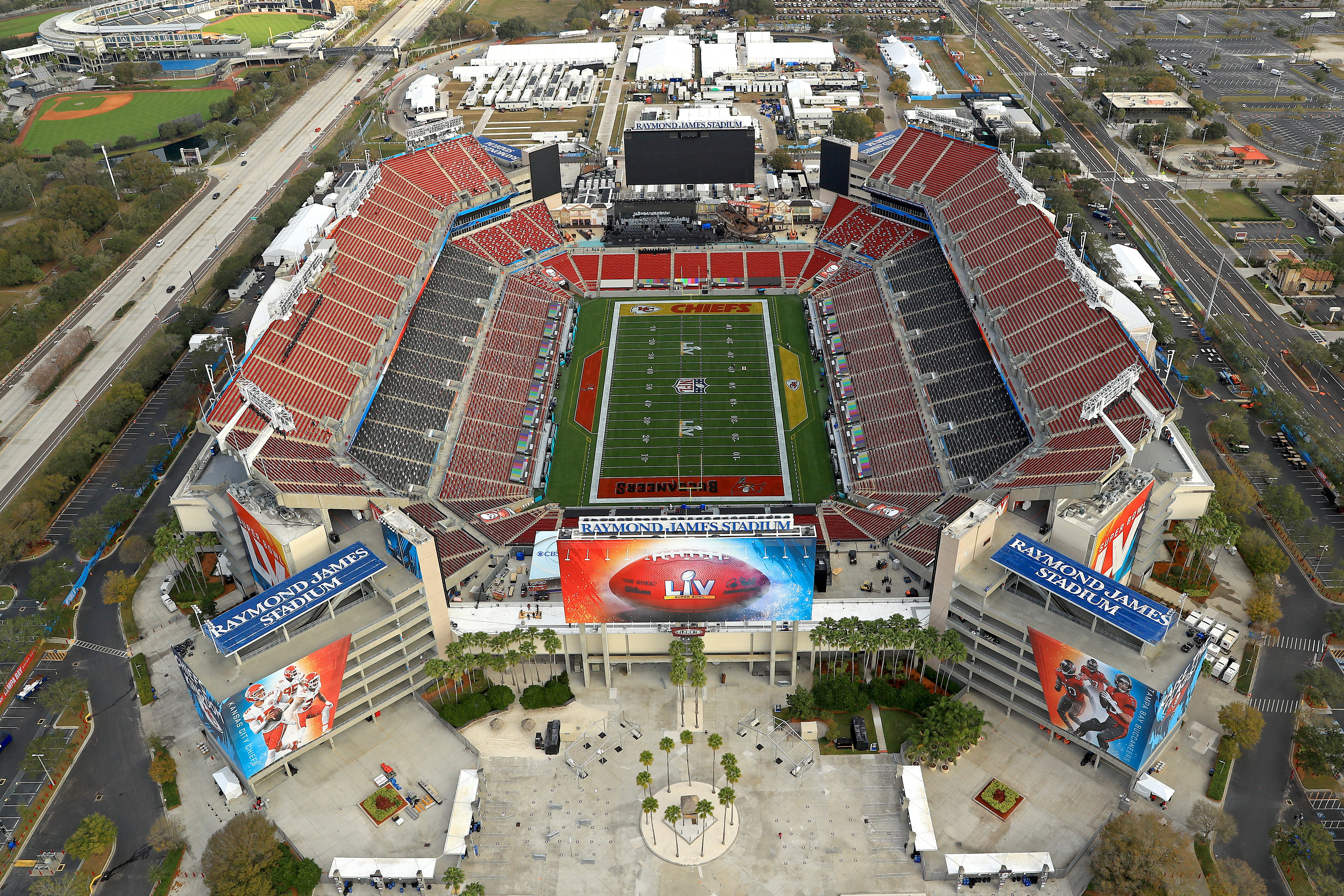 How many fans will be at Super Bowl LV in Tampa this weekend?