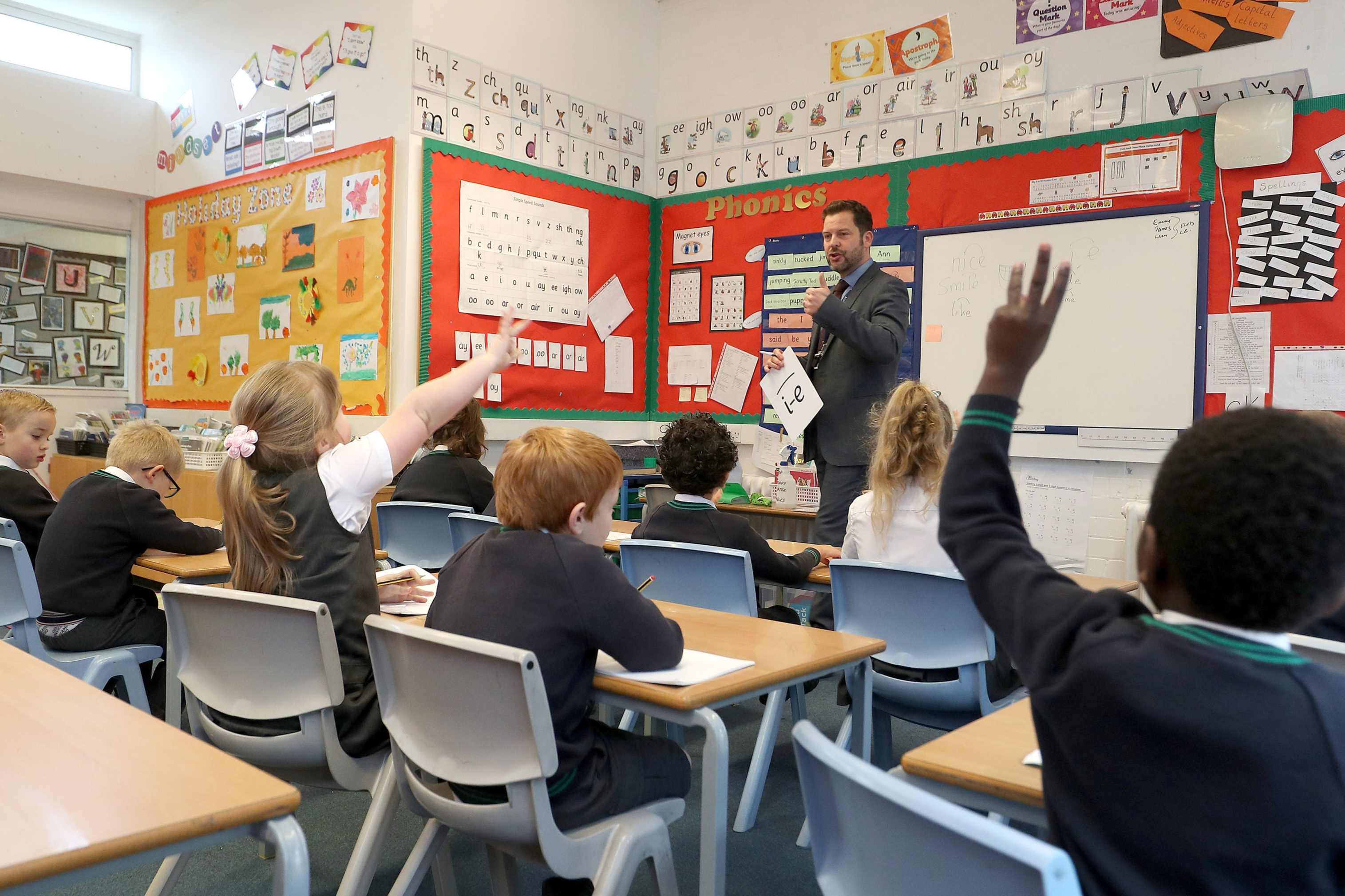 Opening school windows ‘more effective’ way to reduce transmissions than masks, says scientist 